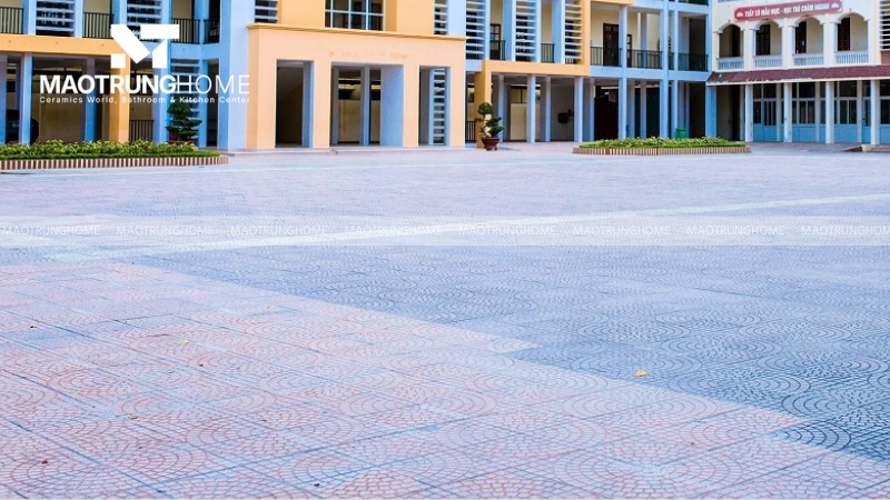 Bề mặt họa tiết tăng ma sát, giúp hạn chế trơn trượt