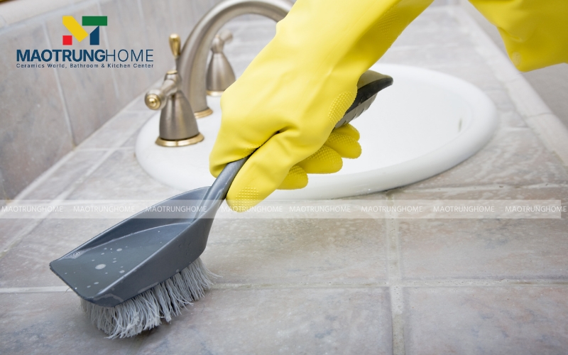 Không nên xử lý rong rêu và nước đọng bằng chổi kim loại