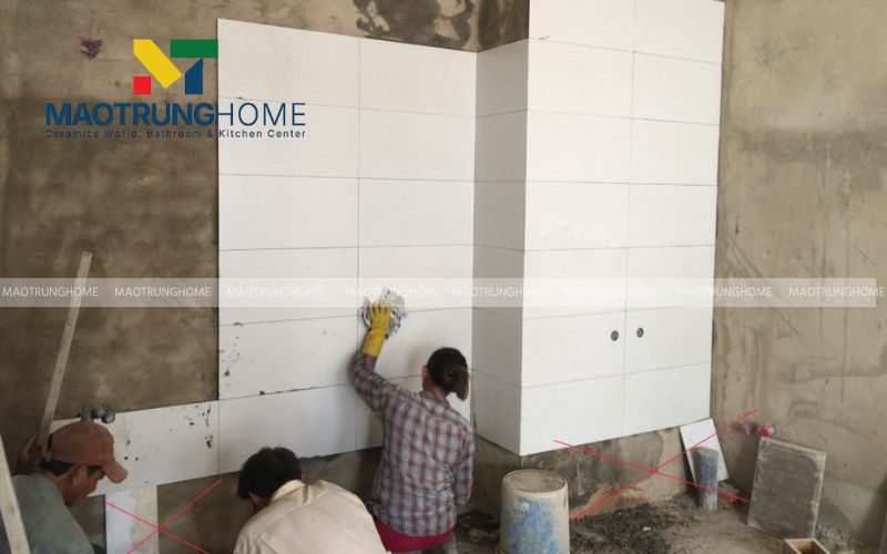 Quy trình 6 bước thi công ốp gạch tường phòng khách đúng chuẩn
