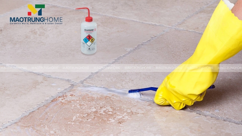 Việc gạch bị bay màu khi tẩy keo 502 sẽ tùy vào chất liệu gạch