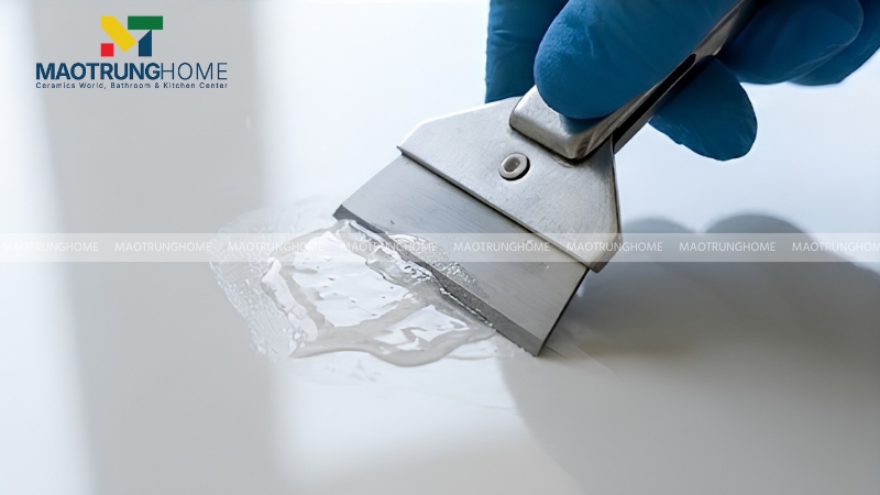 Bạn đặt lưỡi dao sủi kính nằm nghiêng một góc 30-45 độ