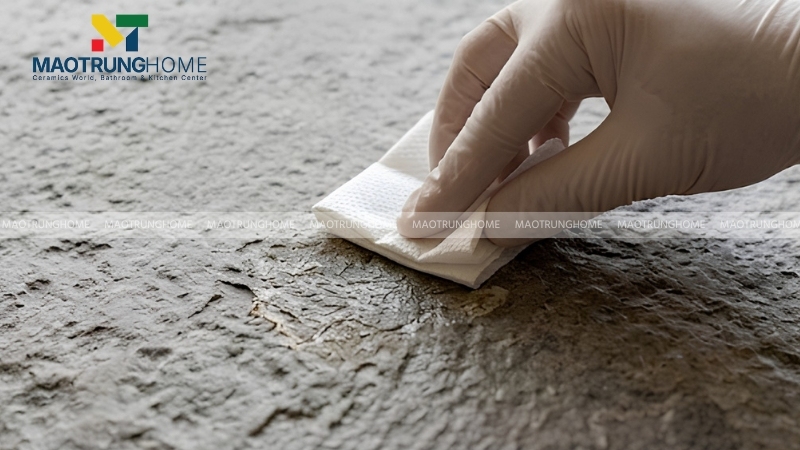 Bạn gấp nhỏ khăn giấy sạch và đặt lên vết keo