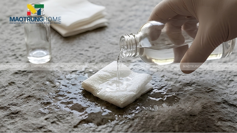Bạn đổ dung dịch Acetone lên mặt giấy và ủ 5 phút