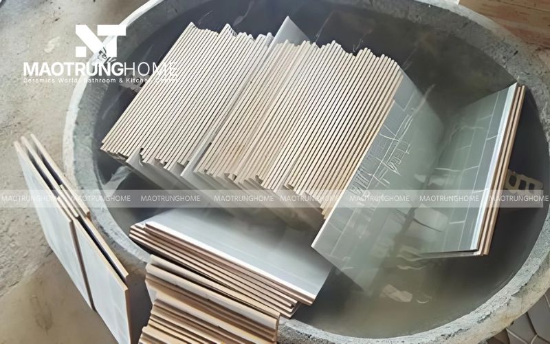 Ngâm gạch vào nước trước khi dán