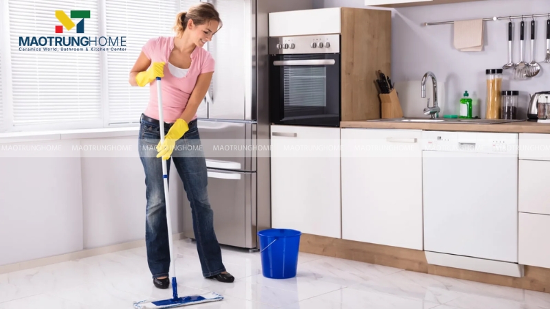  Lau lại sàn bằng nước ấm pha loãng với dung dịch rửa chén