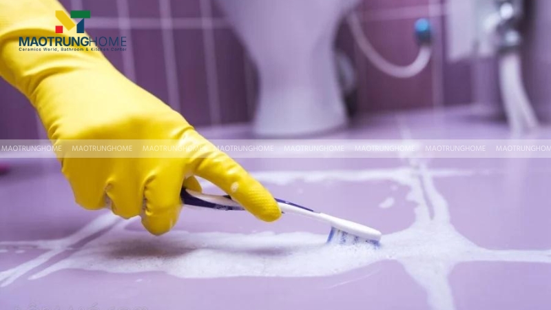 Sử dụng bàn chải lông mềm chà nhẹ dọc theo đường ron