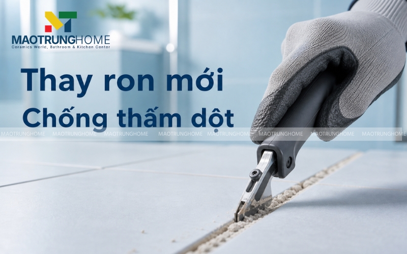 Kỹ thuật viên đang cầm dụng cụ cắt ron chuyên dụng, lột mạch gạch cũ với góc chụp cận cảnh]