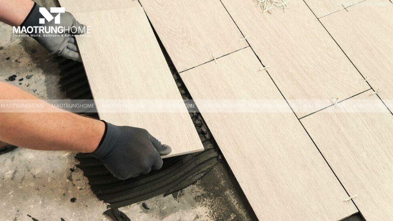 Thi công gạch thẻ giả gỗ chống cong vênh