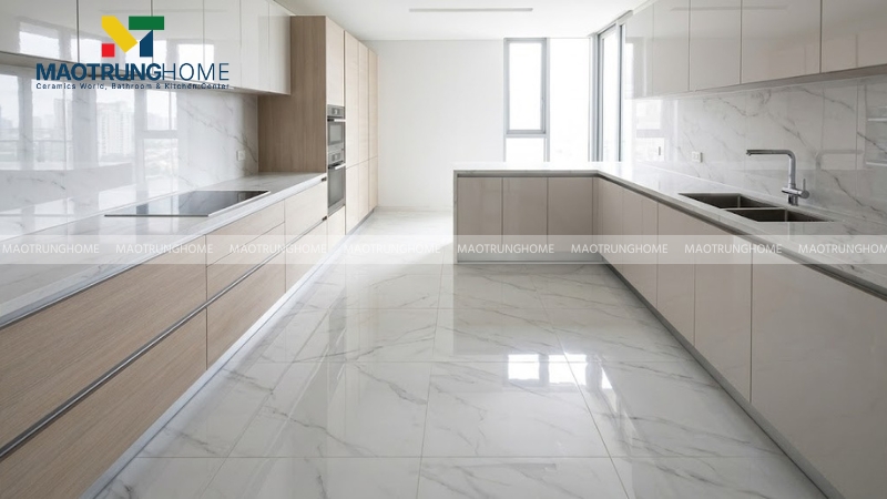 Nhà bếp chung cư lát gạch Pancera trắng tối giản