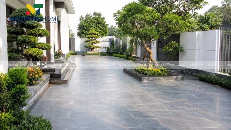 Sân vườn biệt thự lát gạch nhám hiện đại