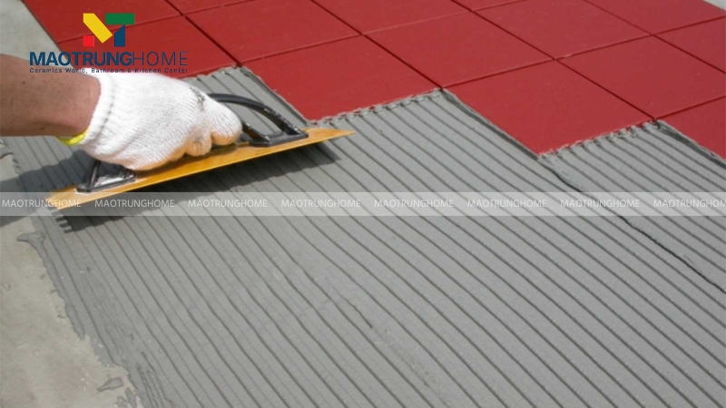 Sử dụng keo dán gạch giúp đảm bảo độ bám dính tối đa