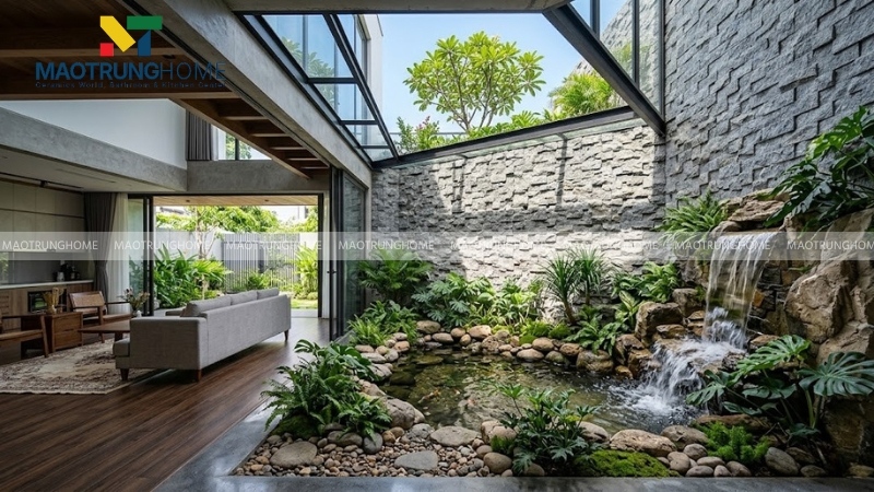 Tiểu cảnh và giếng trời ốp đá chẻ răng lược tạo sự mát mẻ cho ngôi nhà