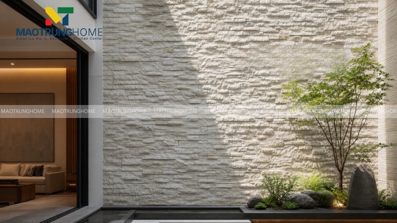 Vách giếng trời ốp đá chẻ răng lược màu xám trắng lấy ánh sáng