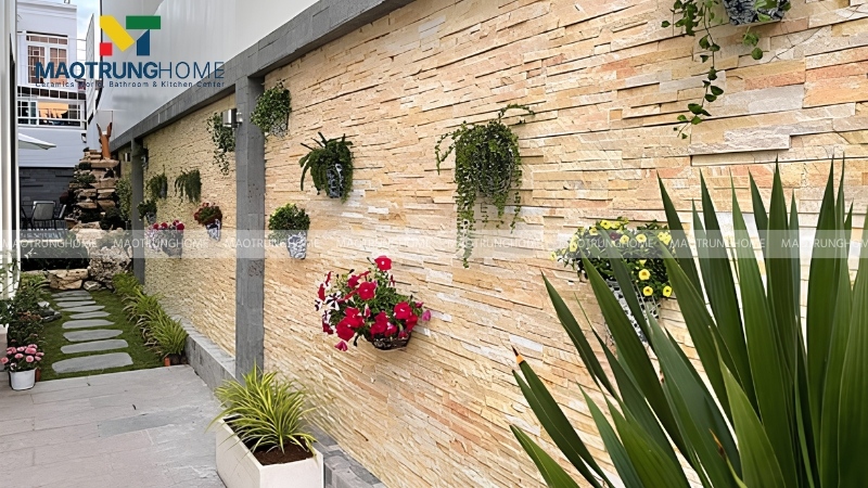Đá ghép vàng rất phù hợp để ốp không gian sân vườn