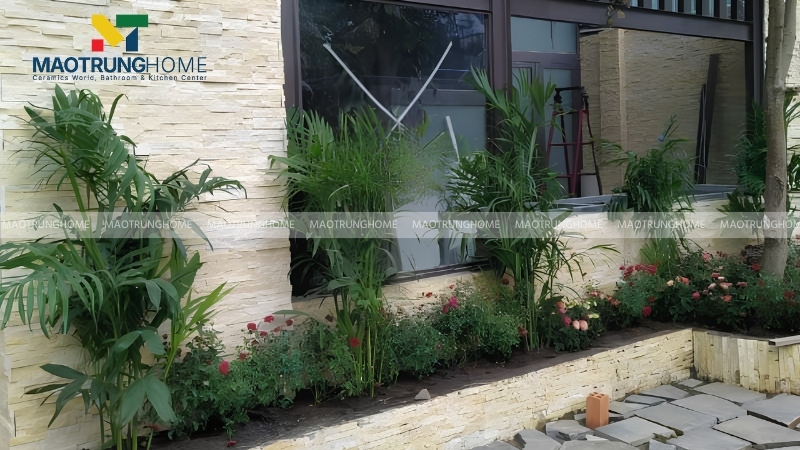 Đá ghép vàng phù hợp với các công trình mang phong cách cảnh quan nhiệt đới