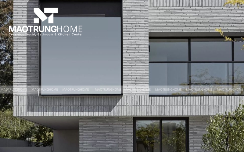 Gạch xám ghi kết hợp cùng hệ cửa nhôm kính tối màu