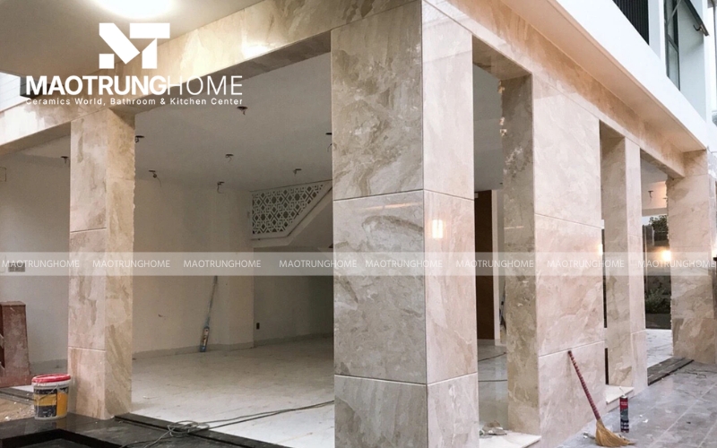 Mặt tiền tỏa sáng với mẫu gạch vân đá trắng xám
