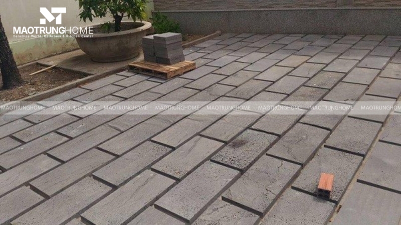Đá ong xám sở hữu các lỗ rỗng tự nhiên giúp thoát nhiệt nhanh 