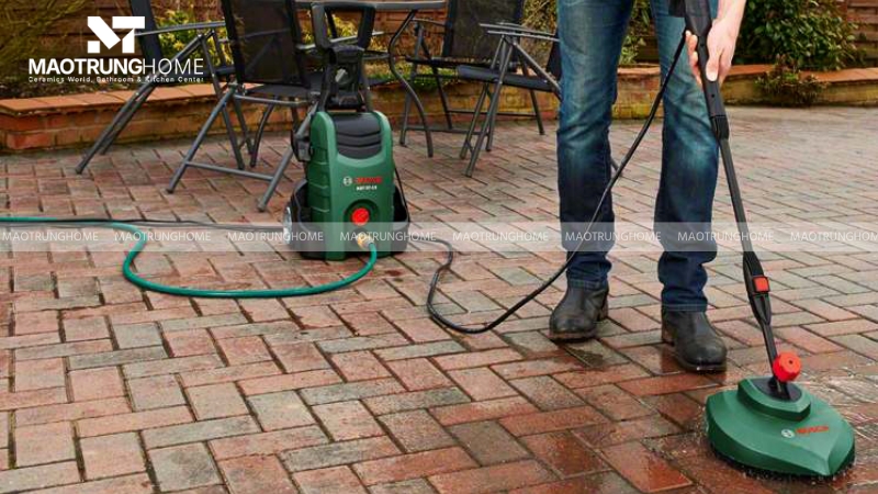 Cần sử dụng máy xịt áp lực cao kết hợp hóa chất tẩy rửa rêu
