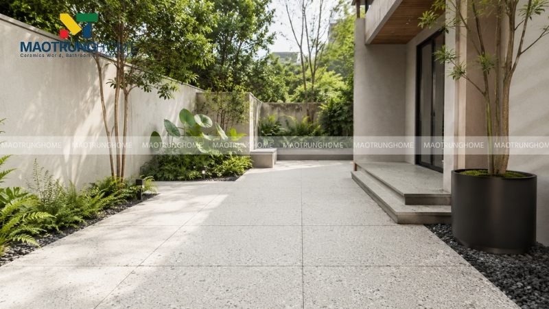 Sân vườn ẩm ướt nên ưu tiên gạch terrazo bề mặt nhám chống trượt