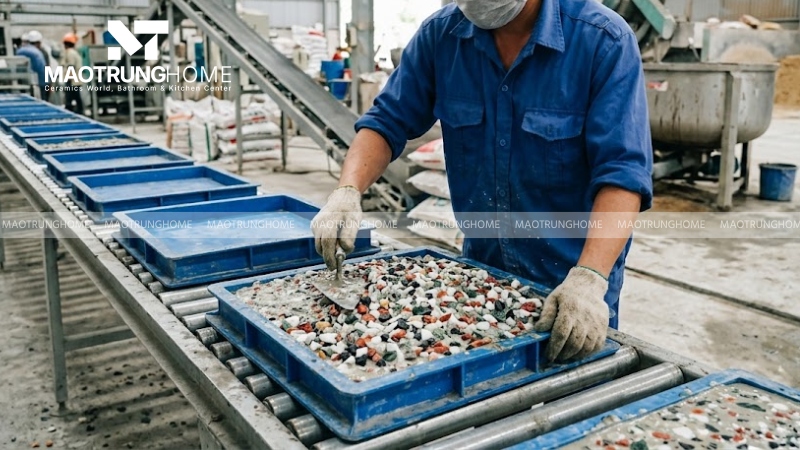 Rải lớp mặt vào khuôn