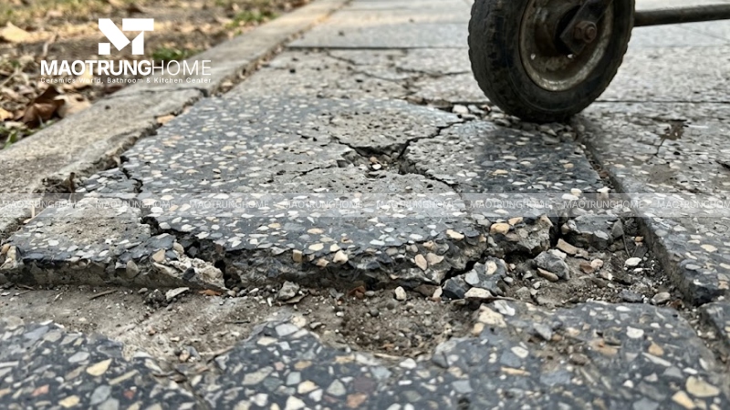 Tuổi thọ gạch terrazzo ngoài trời bị suy giảm nếu gạch được ép không đủ lực